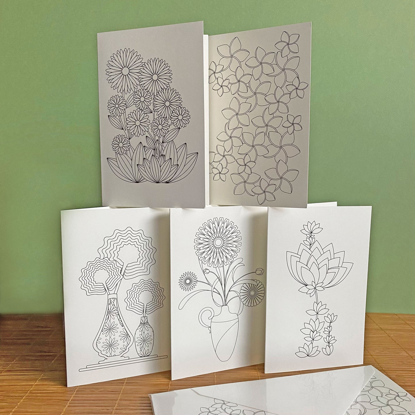 Productafbeelding, DIY coloring wenskaarten set-2, presentatie van 5 bloem-ontwerpen om zelf in te kleuren