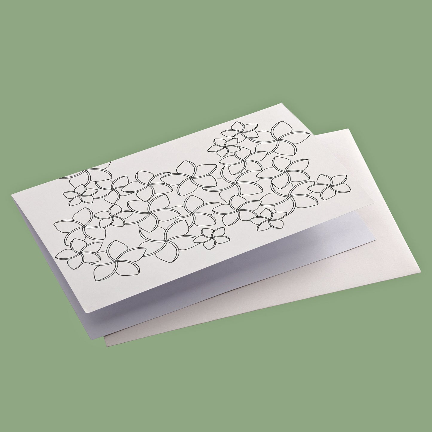 Productafbeelding van een wenskaart met een zelf in te kleuren bloemdessin, gepresenteerd samen met een envelop.