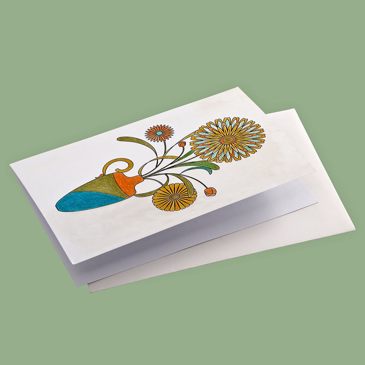 Productafbeelding van een ingekleurde wenskaart uit de serie met een vaas en daarin een aantal bloemen met de envelop erbij