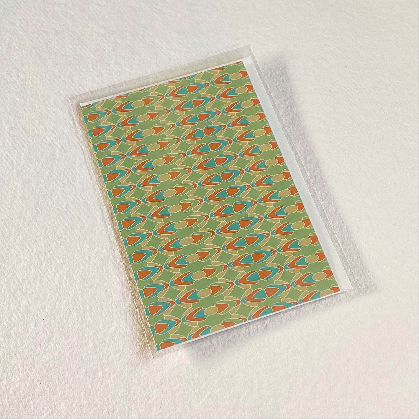 Productafbeelding, foto wenskaart "verbonden schakel" in zijn verpakking liggend op een achtergrond