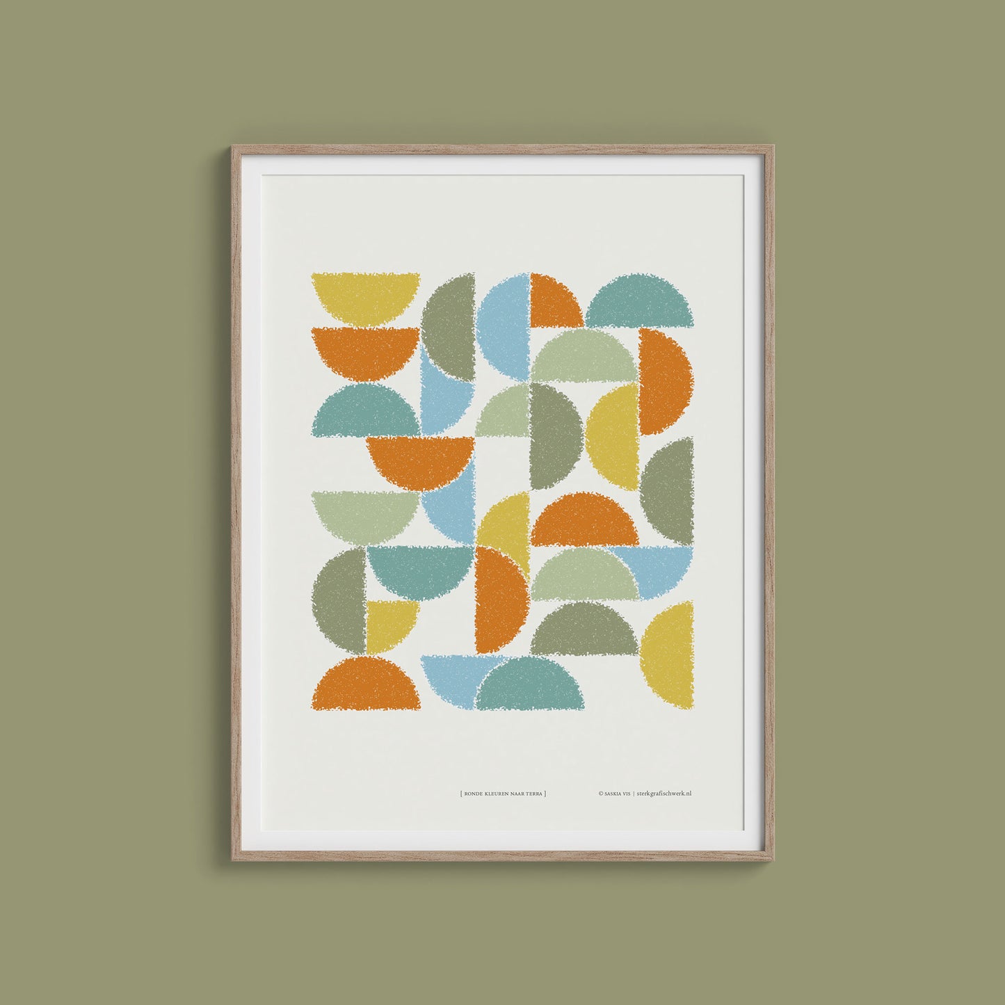 Productafbeelding, poster "ronde kleuren naar terra", in een houten lijst hangend aan een olijfgroen gekleurde wand