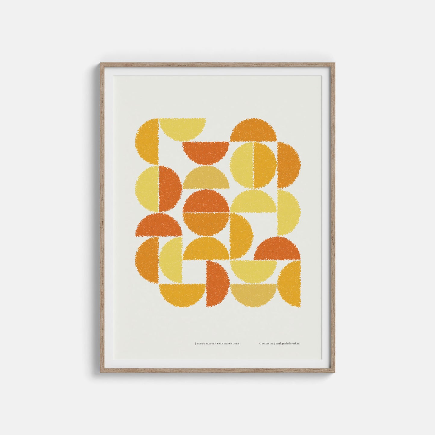 Productafbeelding, poster "ronde kleuren naar sienna oker", in een houten lijst hangend aan een creme-wit gekleurde wand