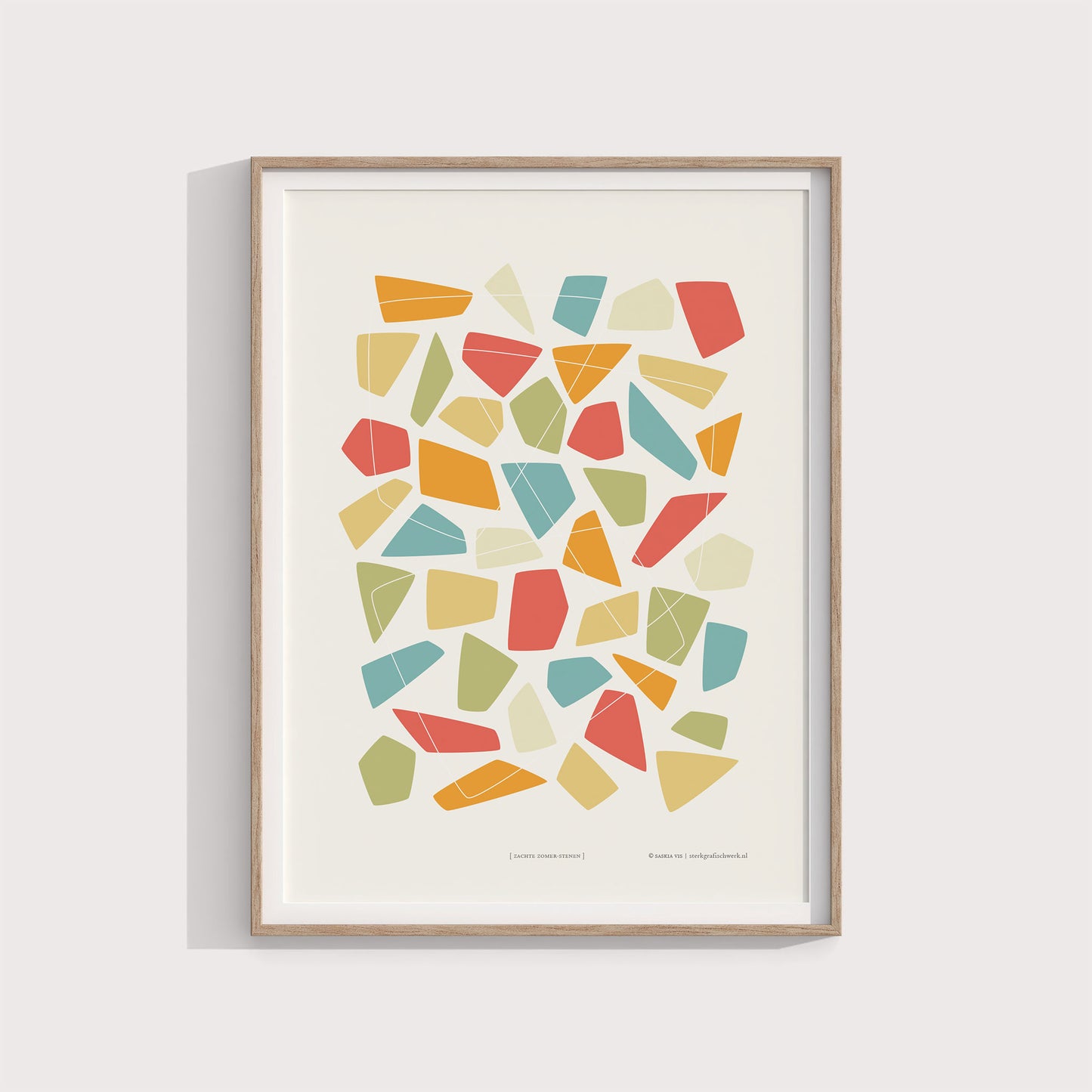 Productafbeelding, poster "zachte zomer-stenen", foto impressie 3, in een licht houten lijst aan een wand.
