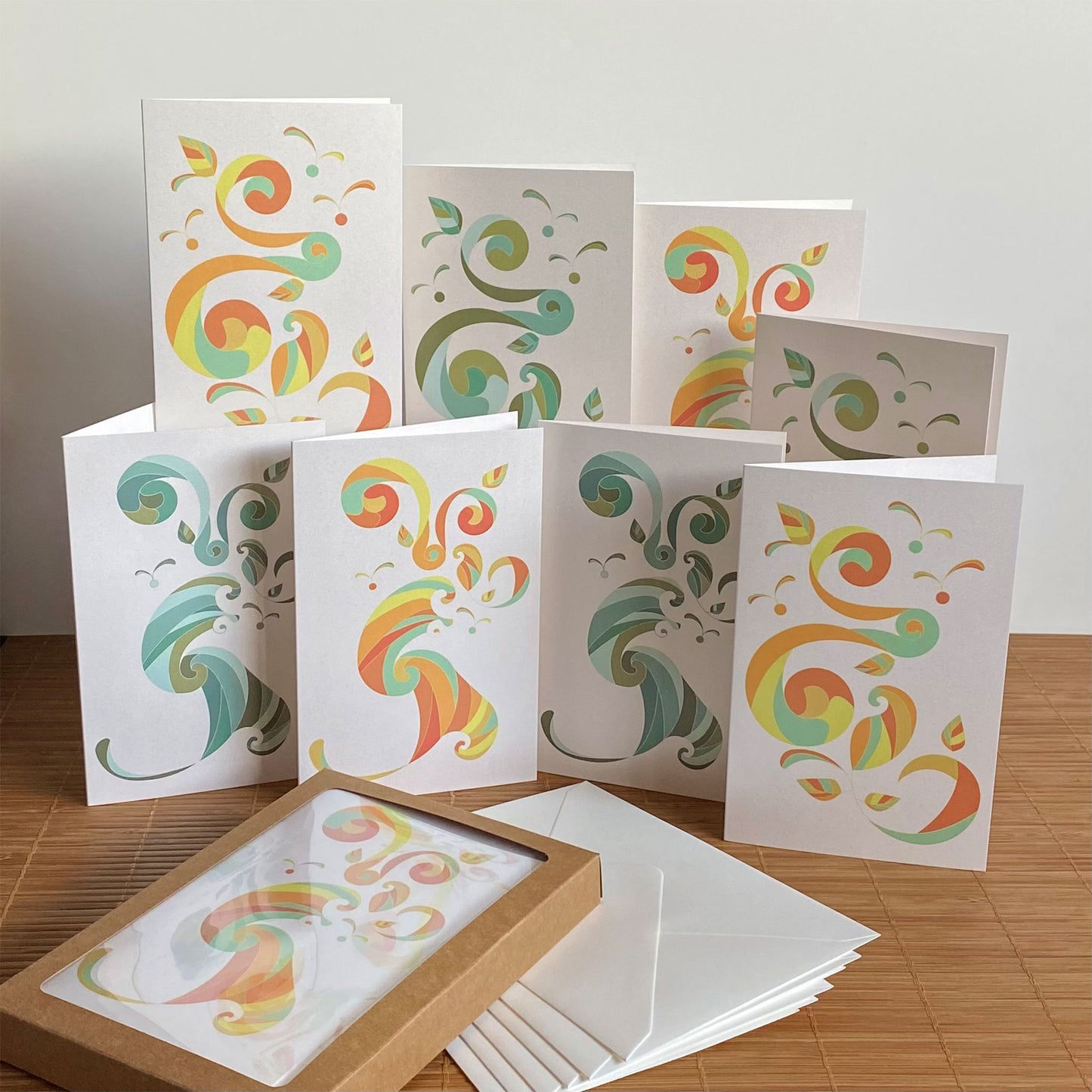 Productafbeelding, foto wenskaarten set 'sprankelende collage' 8 stuks, een presentatie van alle kaarten met de enveloppen en het verpakkingsdoosje