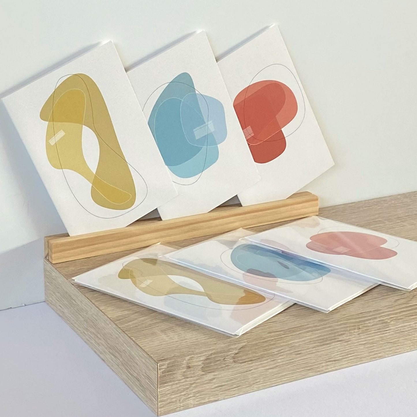Productafbeelding, foto wenskaarten set 'wensen in vorm' 6 stuks in verpakking, de gehele set uitgestald op een presentatieplank
