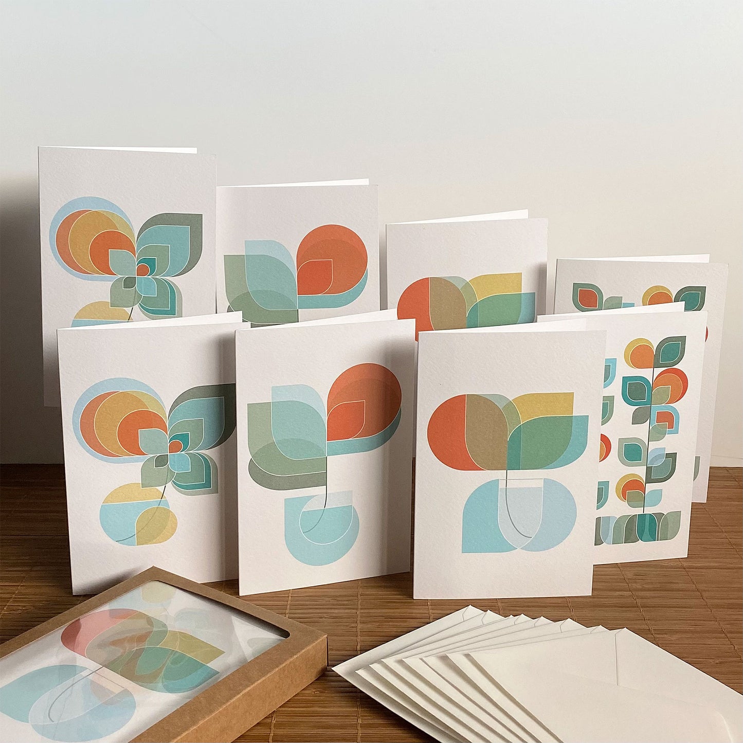 Productafbeelding, foto wenskaarten set 'vaasje bloemen' 8 stuks, een presentatie van alle kaarten met de enveloppen en het verpakkingsdoosje