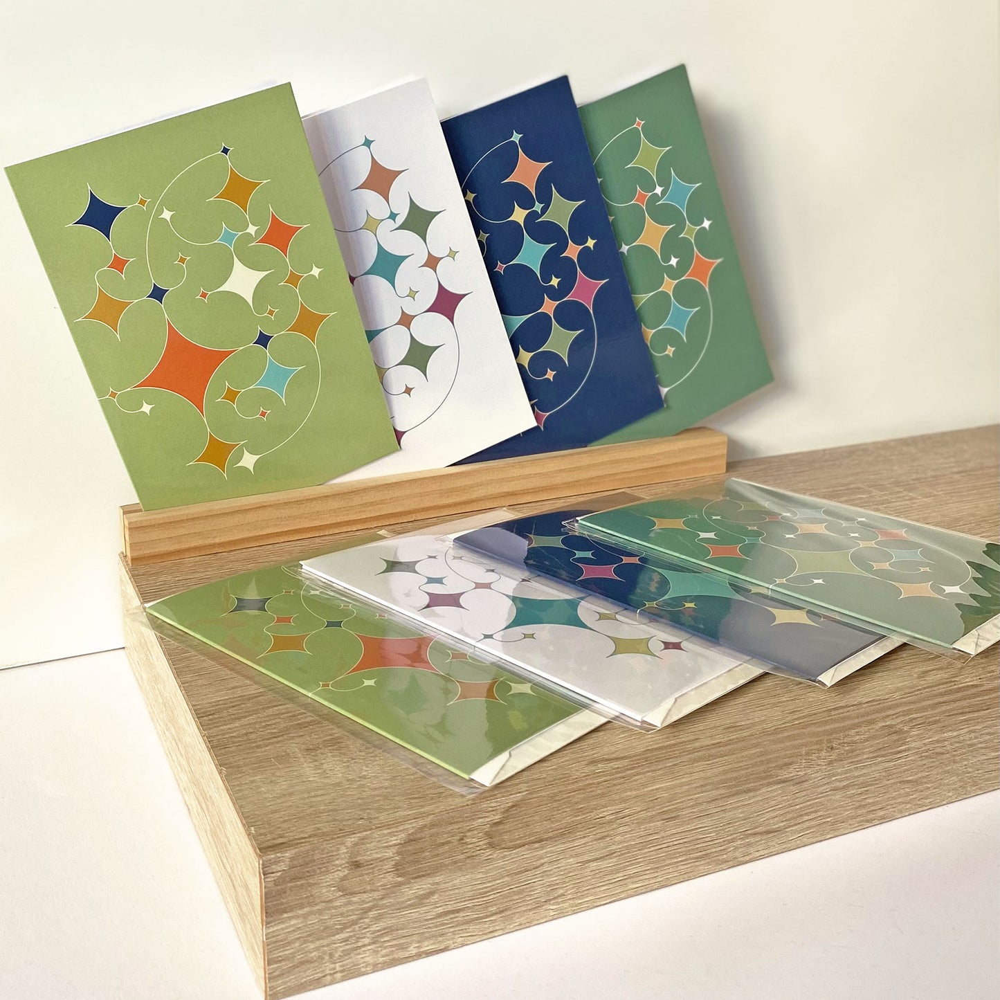 Productafbeelding, foto wenskaarten set 'rising stars' 8 stuks in verpakking, de gehele set uitgestald op een presentatieplank