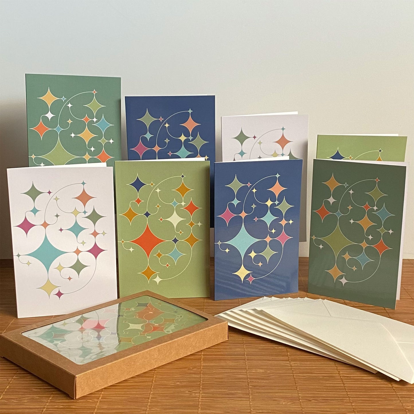 Productafbeelding, foto wenskaarten set 'rising stars' 8 stuks, een presentatie van alle kaarten met de enveloppen en het verpakkingsdoosje