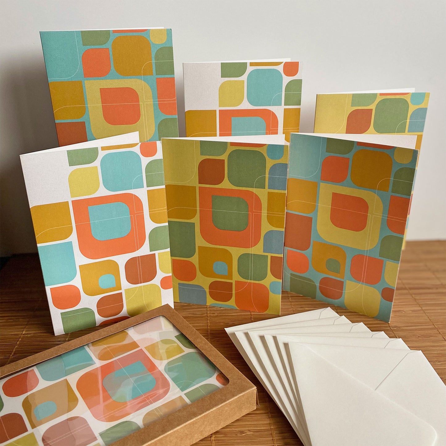 Productafbeelding, foto wenskaarten set 'kleurmotief' 6 stuks, een presentatie van alle kaarten met de enveloppen en het verpakkingsdoosje