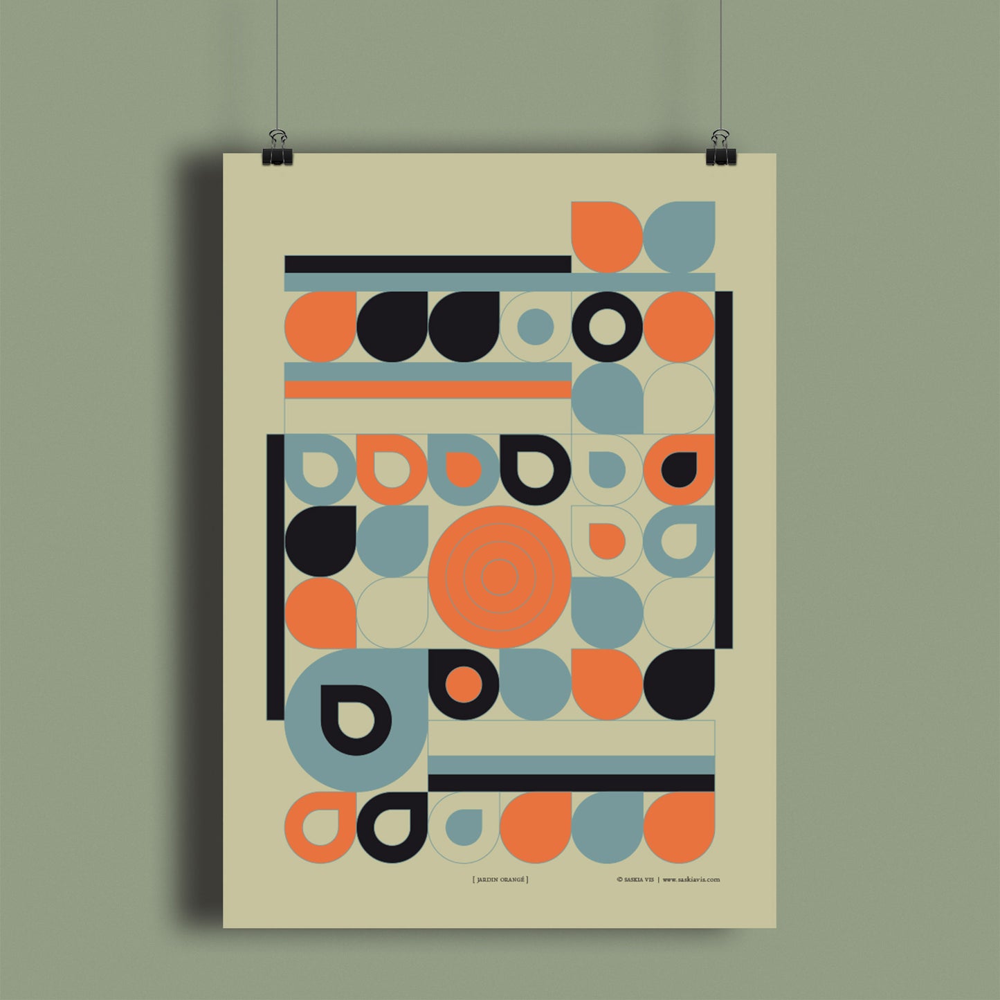 Productafbeelding, poster "jardin orange", hangend aan een warm groen gekleurde wand, een overzichtsfoto