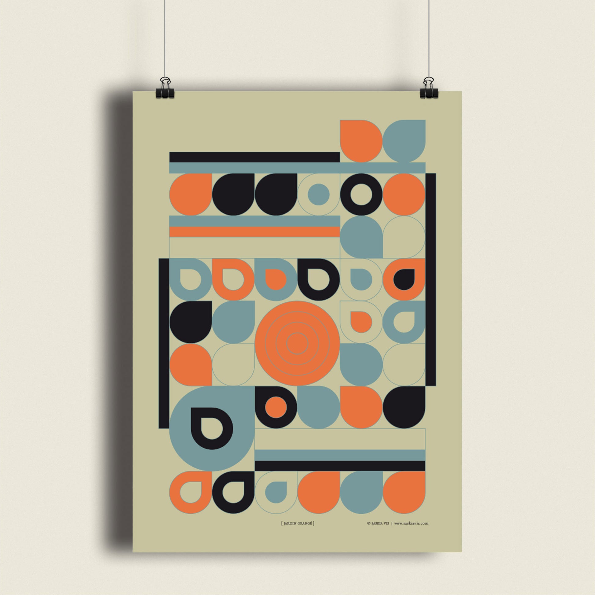 Productafbeelding, poster "jardin orange", hangend aan een beige gekleurde wand, een overzichtsfoto