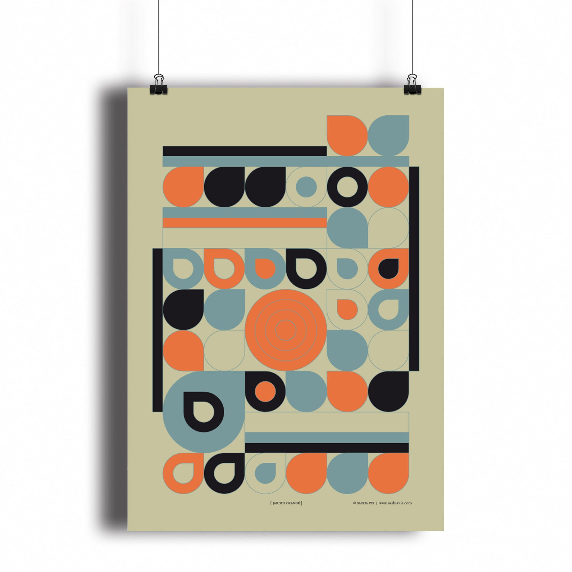 Productafbeelding, poster "jardin orange", hangend aan een witte wand, een overzichtsfoto
