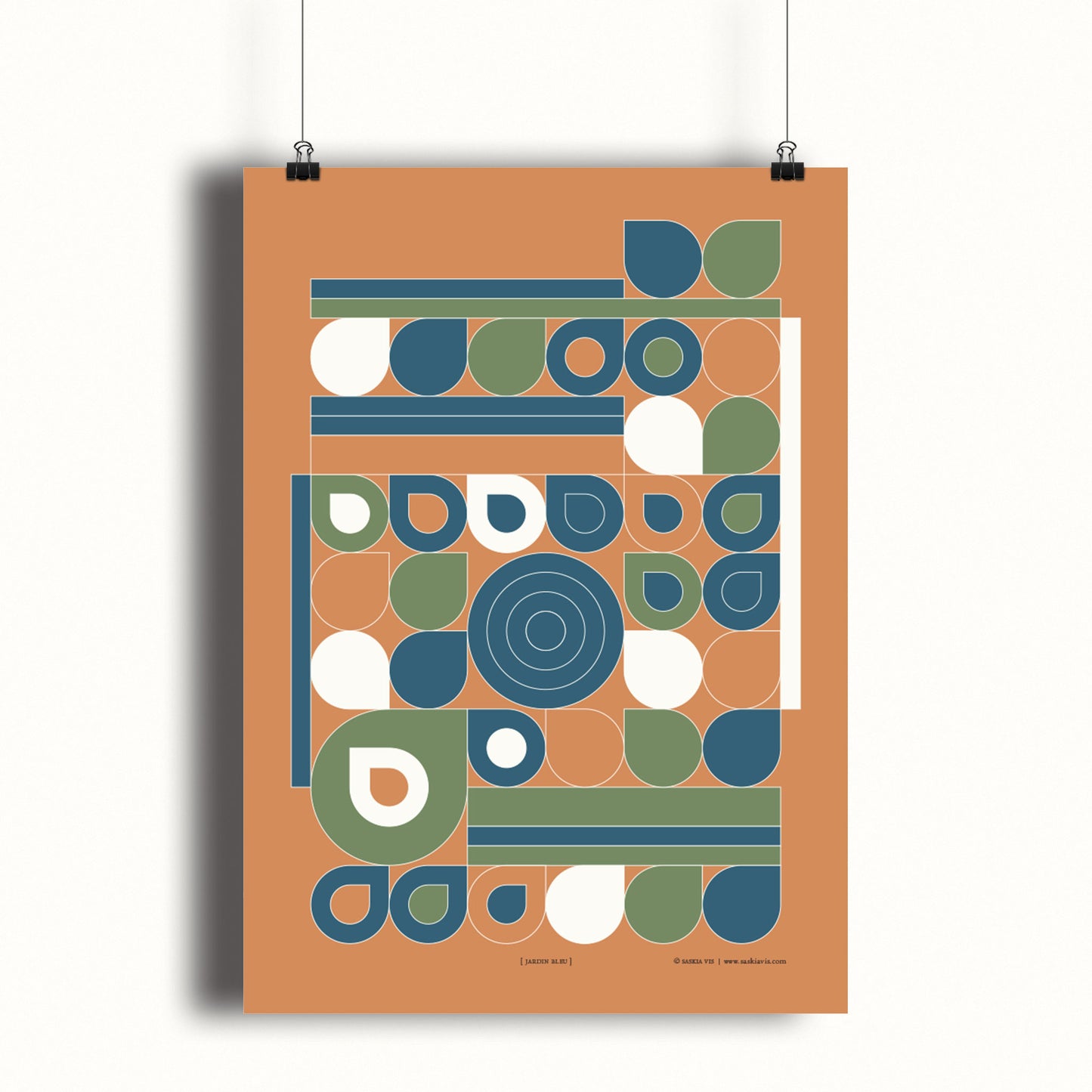Productafbeelding, poster "jardin bleu", hangend aan een creme gekleurde wand, een overzichtsfoto