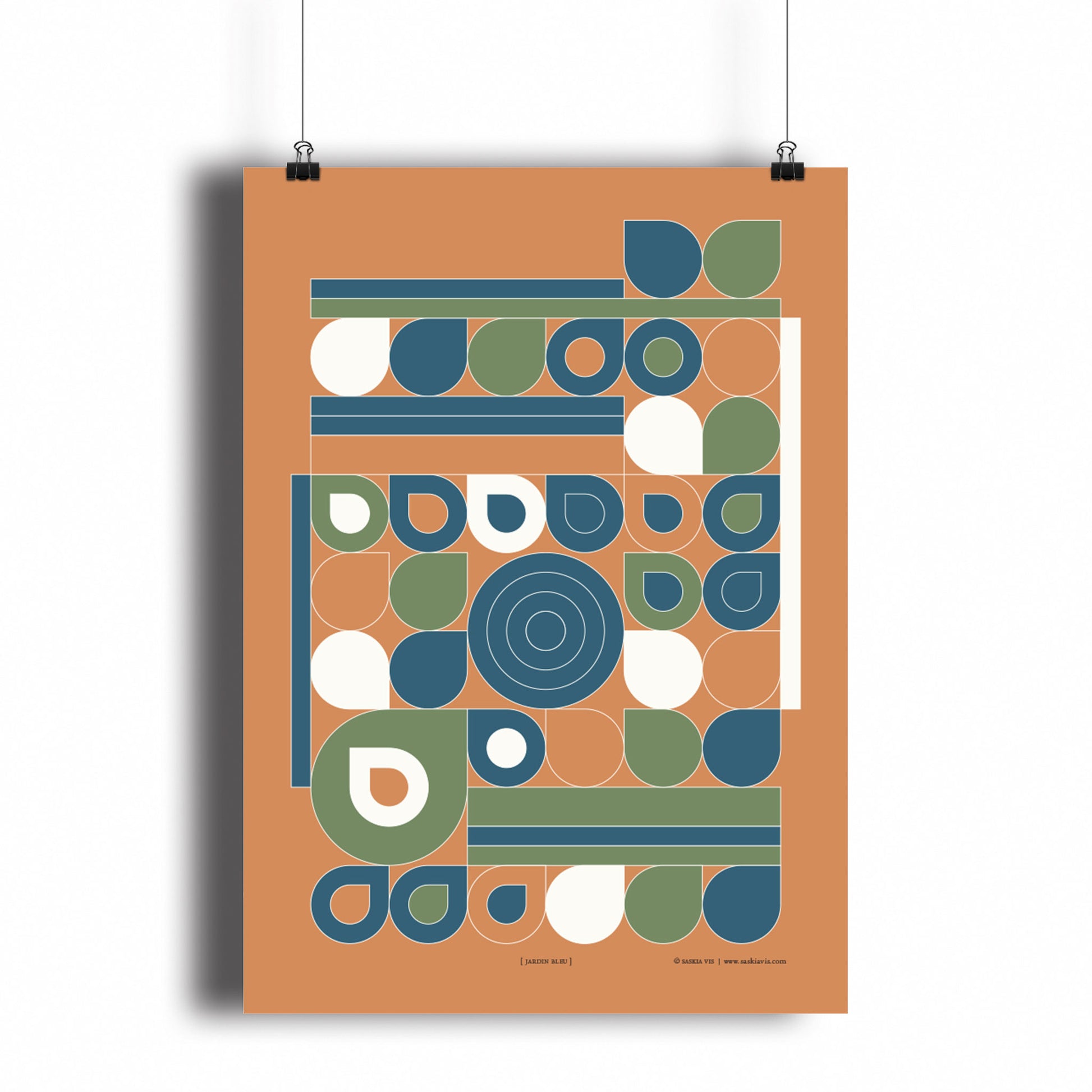 Productafbeelding, poster "jardin bleu", hangend aan een witte wand, een overzichtsfoto