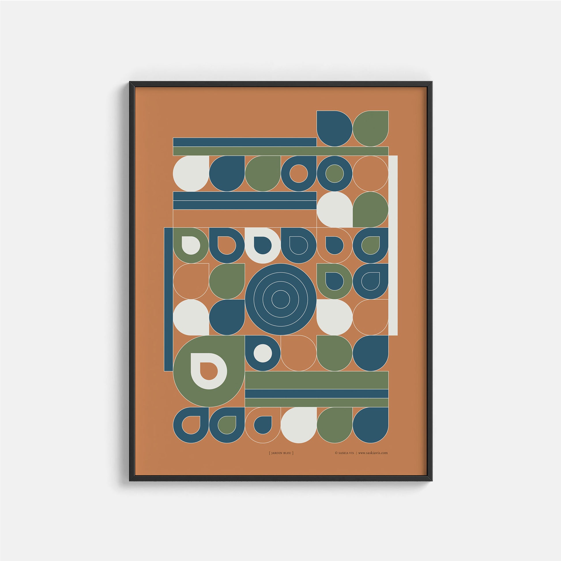 Productafbeelding, poster "jardin bleu", foto impressie 3, ingelijst hangend aan een witte wand