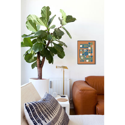 Productafbeelding, poster "jardin bleu", foto impressie 5, ingelijst, hangend in een interieur met een plant boven een bank 