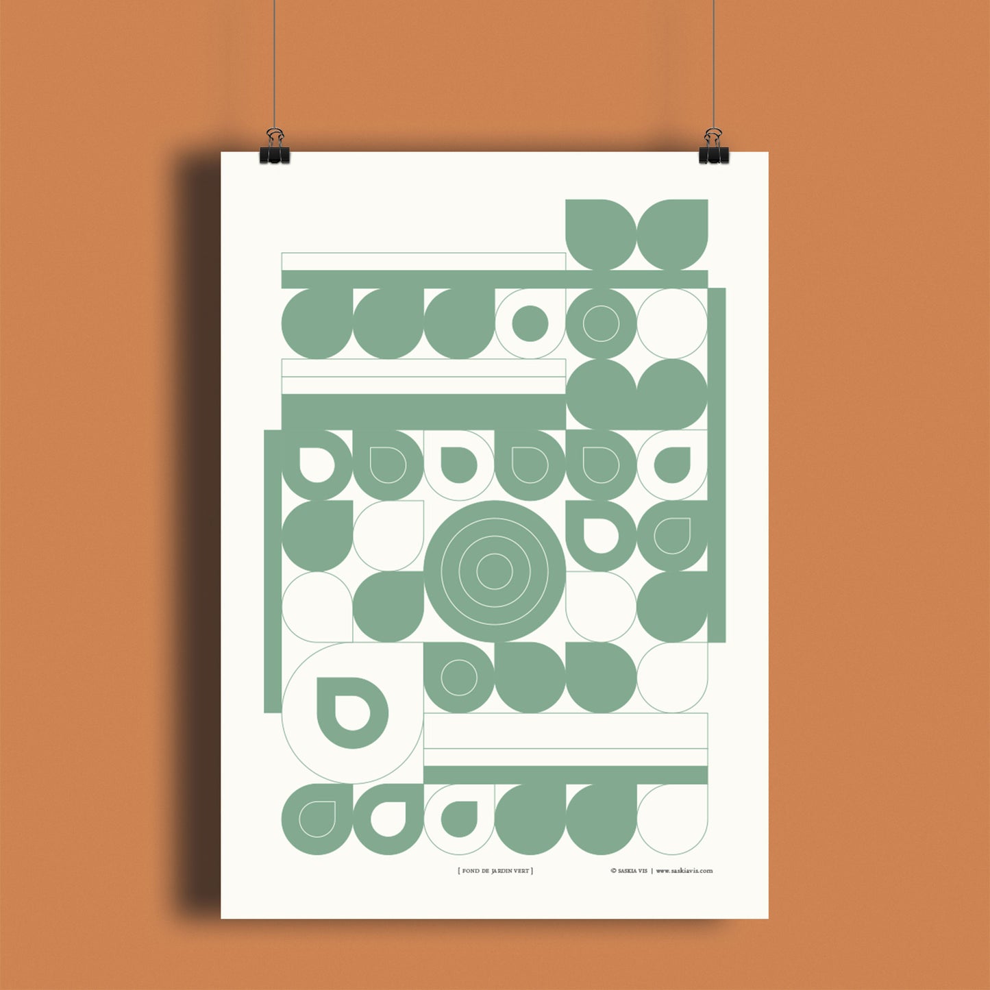 Productafbeelding, poster "fond de jardin vert", hangend aan een warm oranje/bruin gekleurde wand, een overzichtsfoto