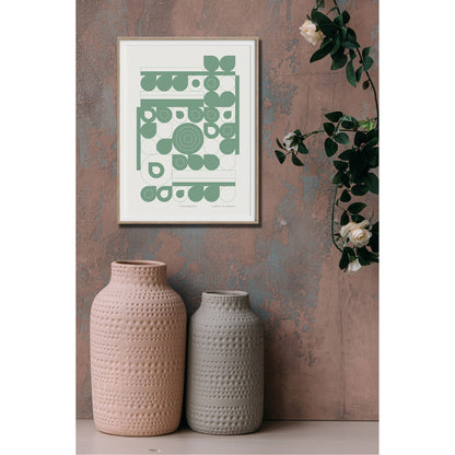Productafbeelding, poster "fond de jardin vert", impressie 1, foto ingelijst hangend aan een sfeervolle wand met twee handgemaakte vazen erbij