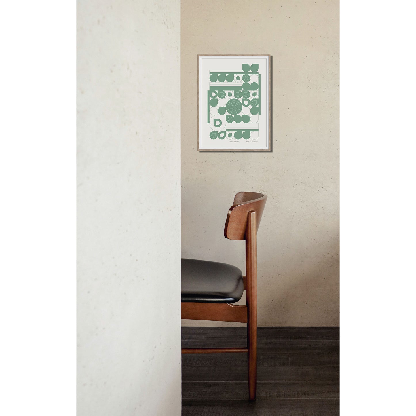 Productafbeelding, poster "fond de jardin vert", foto impressie 2, ingelijst aan een wand met een stijlvolle design stoel erbij