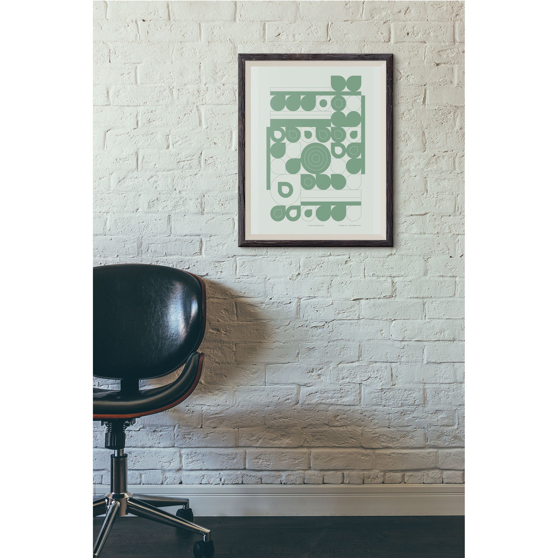 Productafbeelding, poster "fond de jardin vert", foto impressie 3, ingelijst aan een sfeervolle wand met een moderne bureaustoel