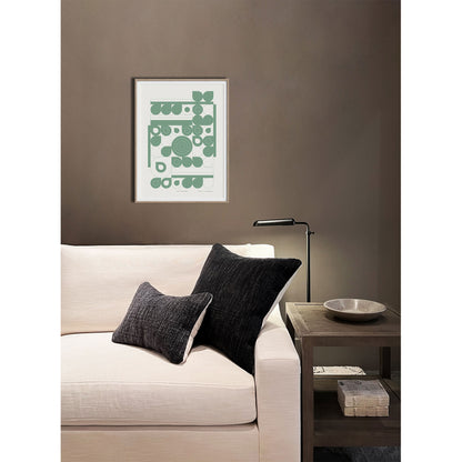 Productafbeelding, poster "fond de jardin vert" , foto impressie 4, ingelijst boven een bank, met een klein bijzettafeltje in een interieur