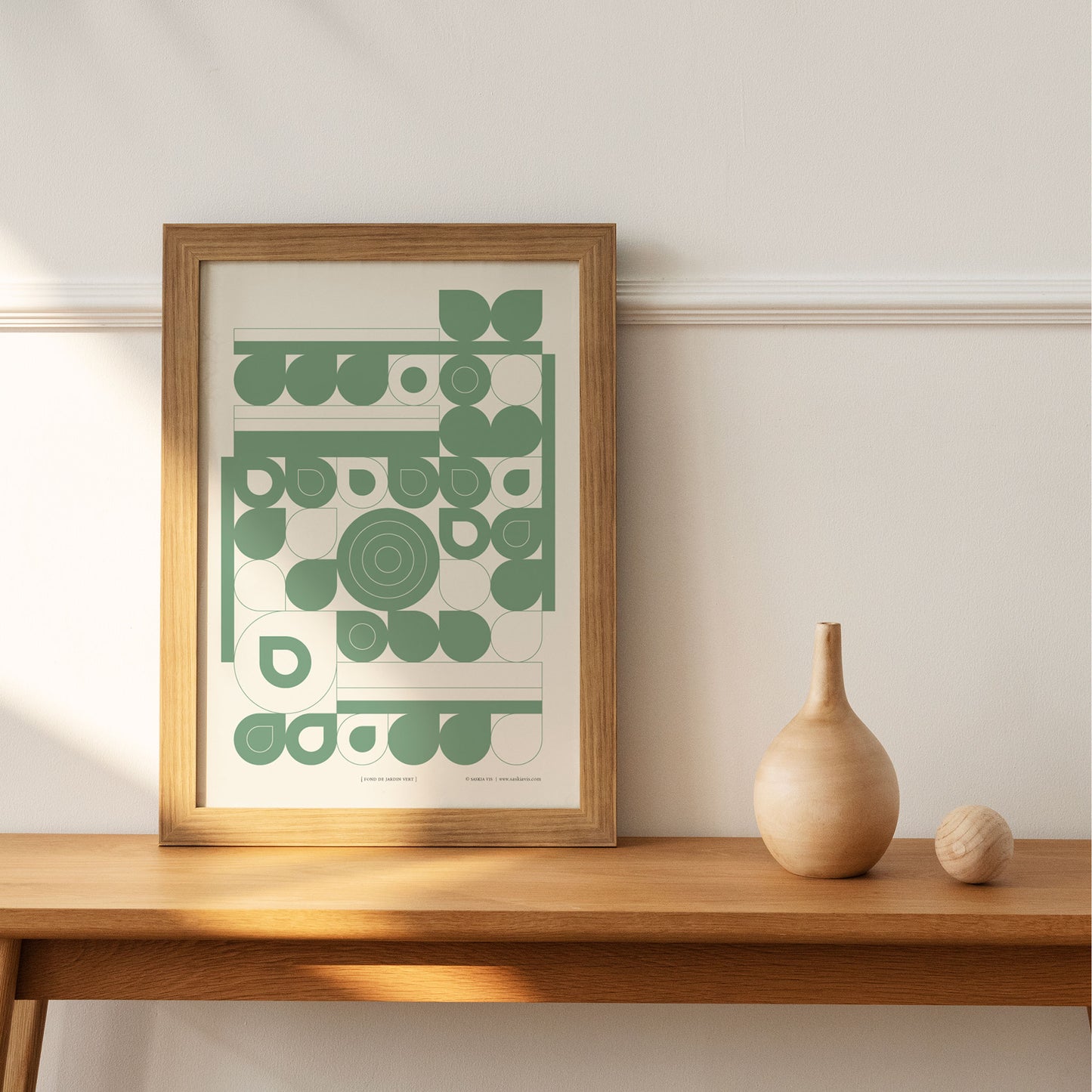 Productafbeelding, poster "font de jardin vert", ingelijst in een houten frame staande op een langwerpige bijzettafel