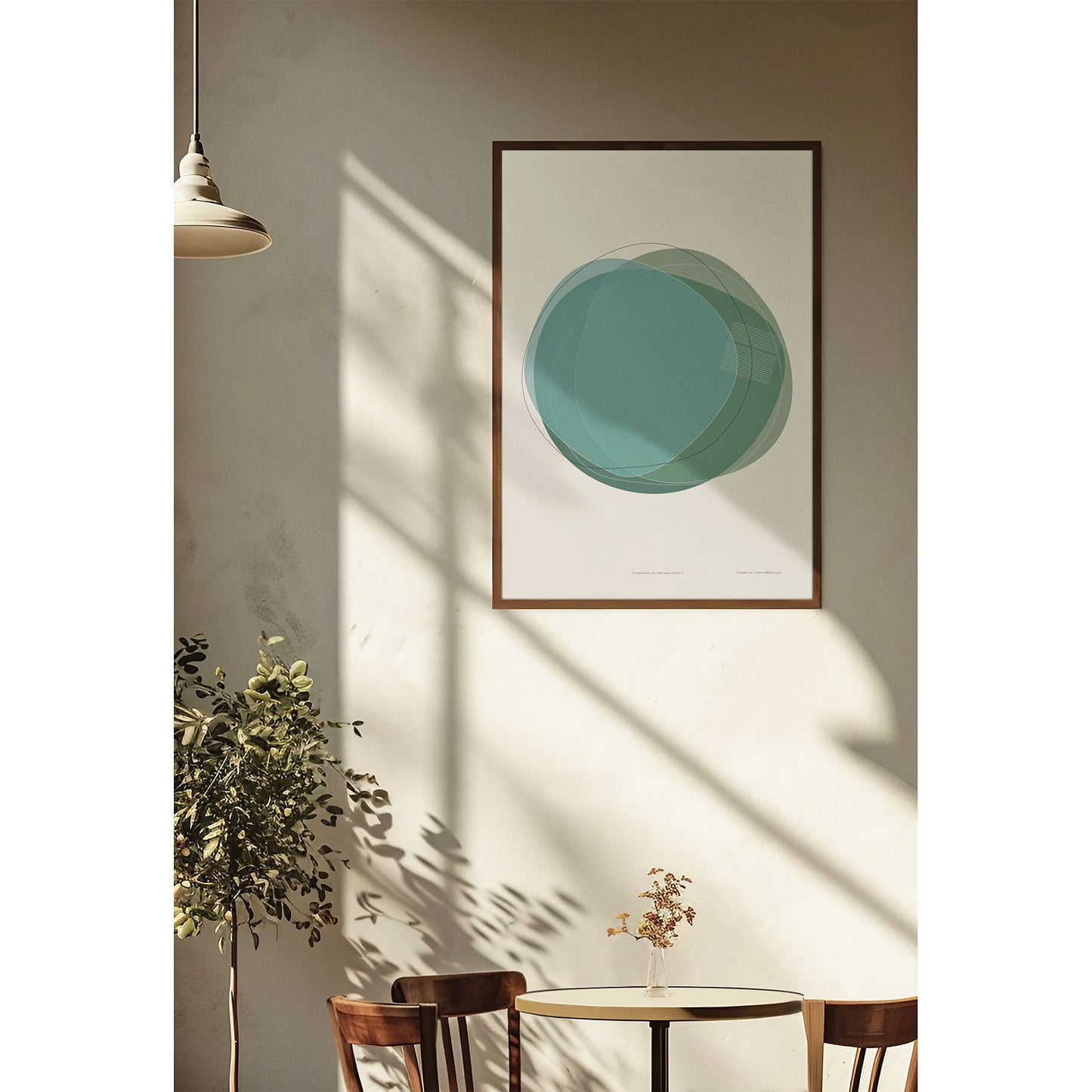 Productafbeelding, poster "vorm zeven in vert-blue océan", een sfeerfoto hangend in een donker gekleurde houten lijst, in een interieur met een tafel en plant