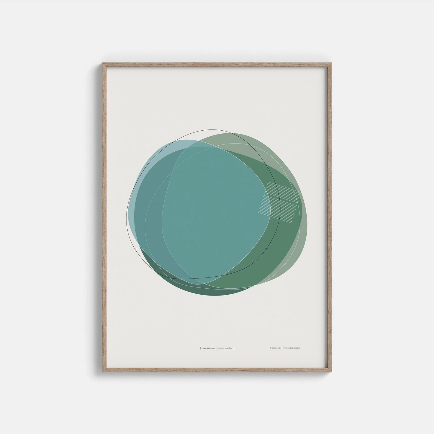 Productafbeelding, poster "vorm zeven in vert-blue océan", ingelijst in een houten lijst tegen een wit gekleurde achterwand