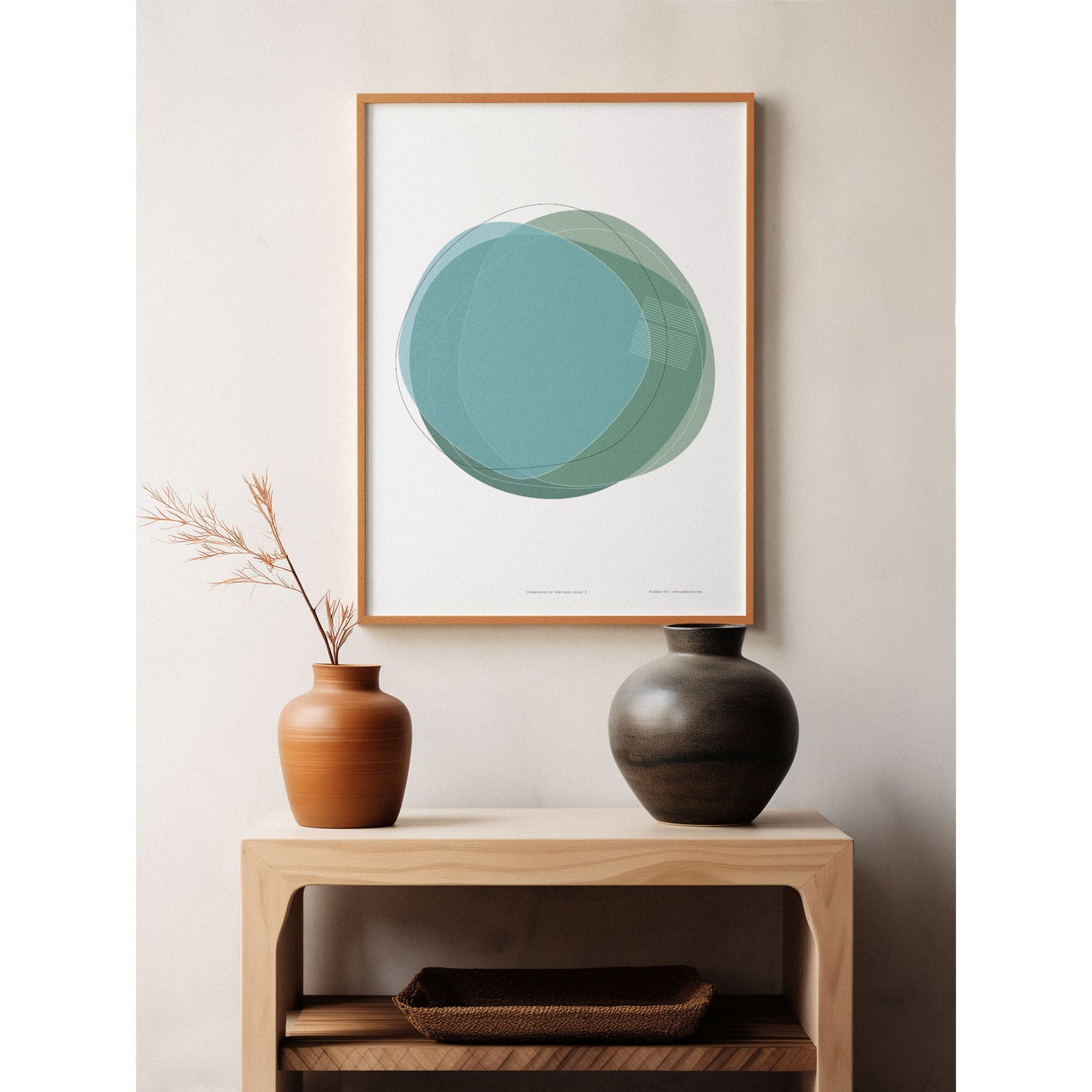 Productafbeelding, poster "vorm zeven in vert-blue océan", een sfeerfoto, ingelijst boven een houten side-table met twee vazen erop