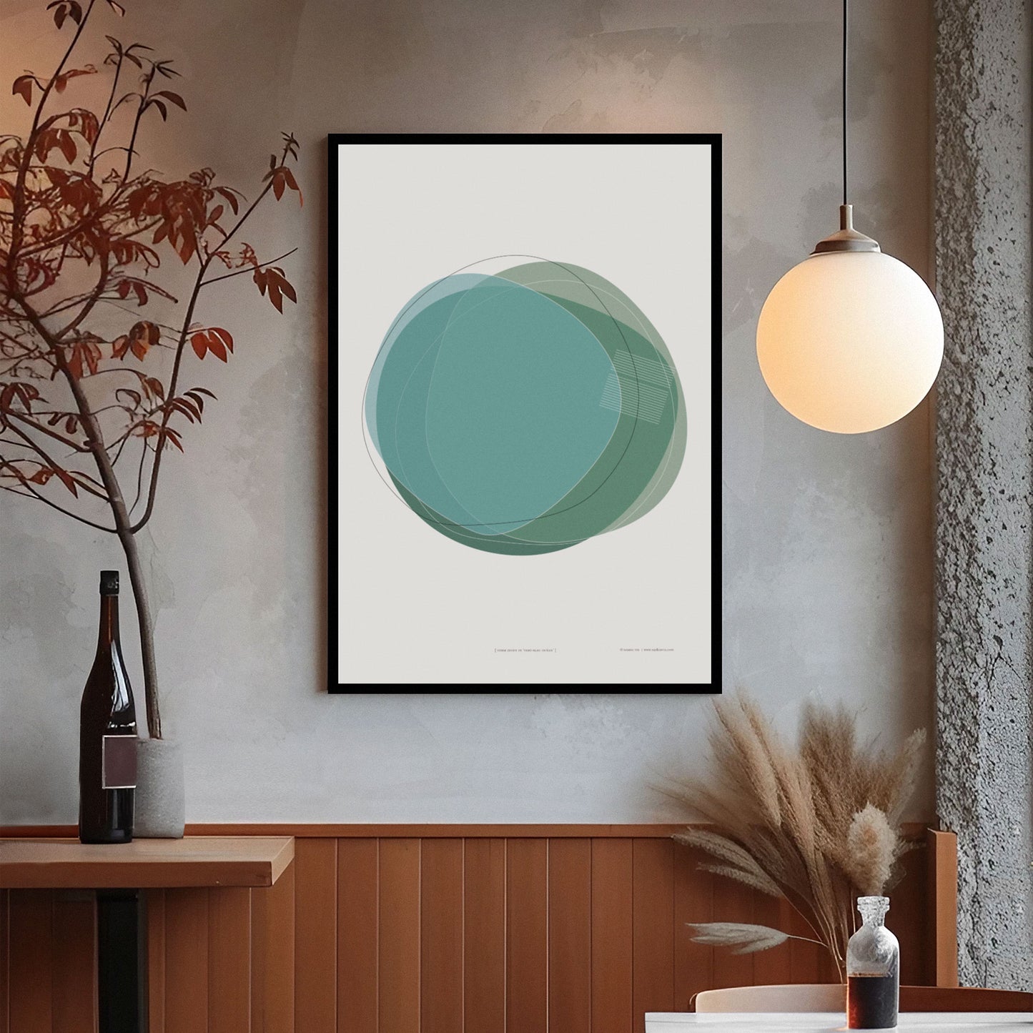 Productafbeelding, poster "vorm zeven in vert-blue océan", ingelijst in een zwarte houten lijst hangend aan een wand in een Bistro, Restaurant