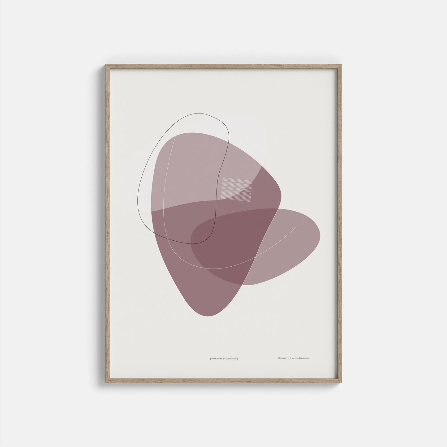 Productafbeelding, poster "vorm acht in aubergine", in een houten lijst hangend aan een wit gekleurde wand, een overzichtsfoto