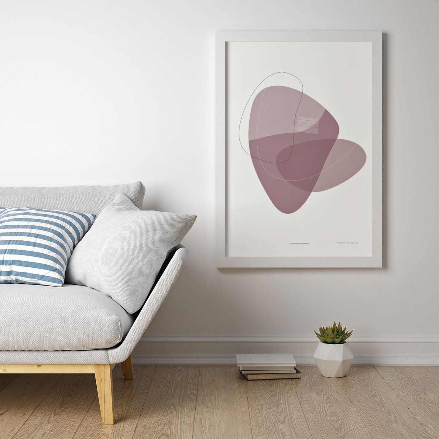 Productafbeelding, poster "vorm acht in aubergine", een sfeerfoto, hangend in een brede lijst aan een creme kleurige wand met een sofa, inclusief kussens erop