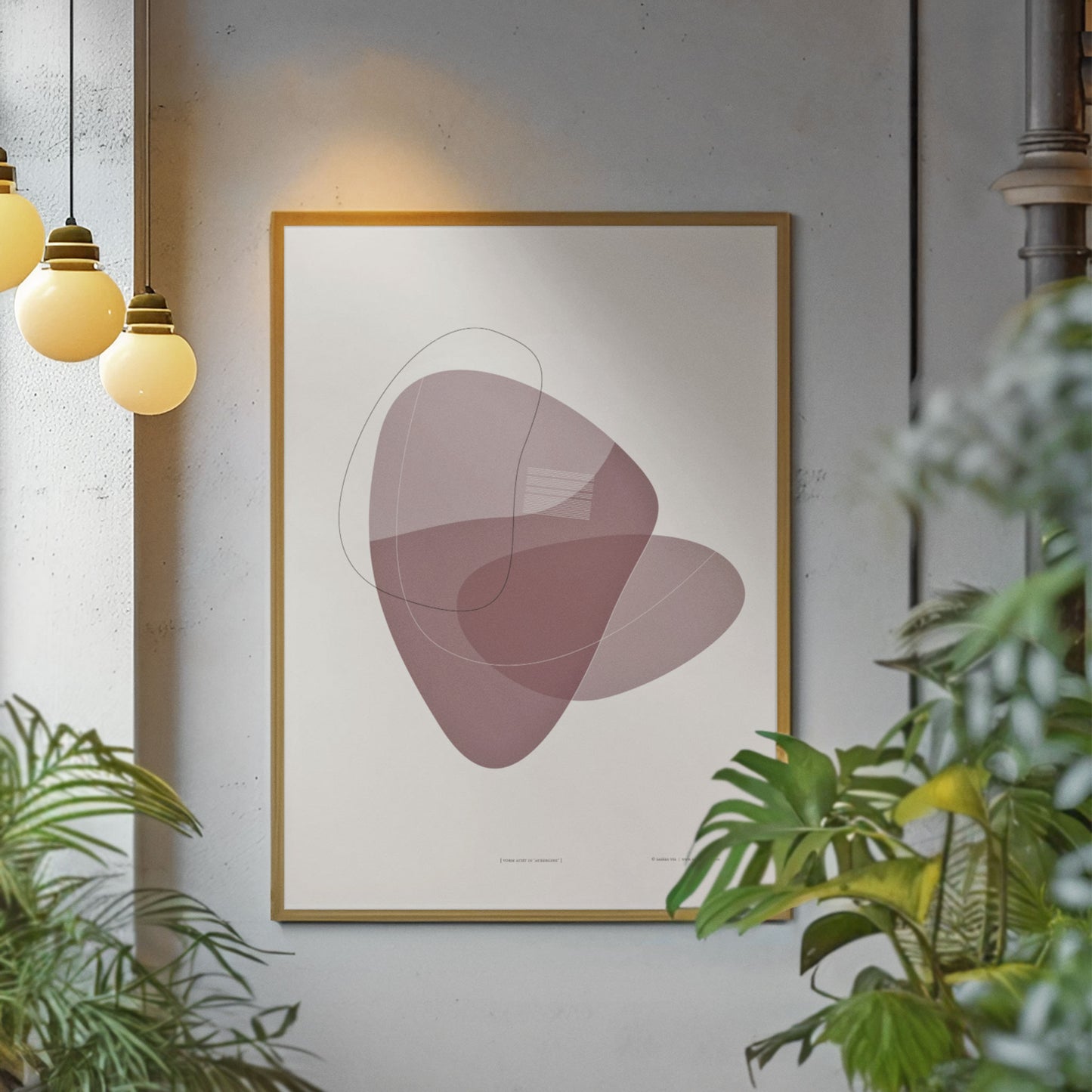 Productafbeelding, poster "vorm acht in aubergine", in een licht houten lijst aan een wand in een interieur met planten en wat hangende lampen