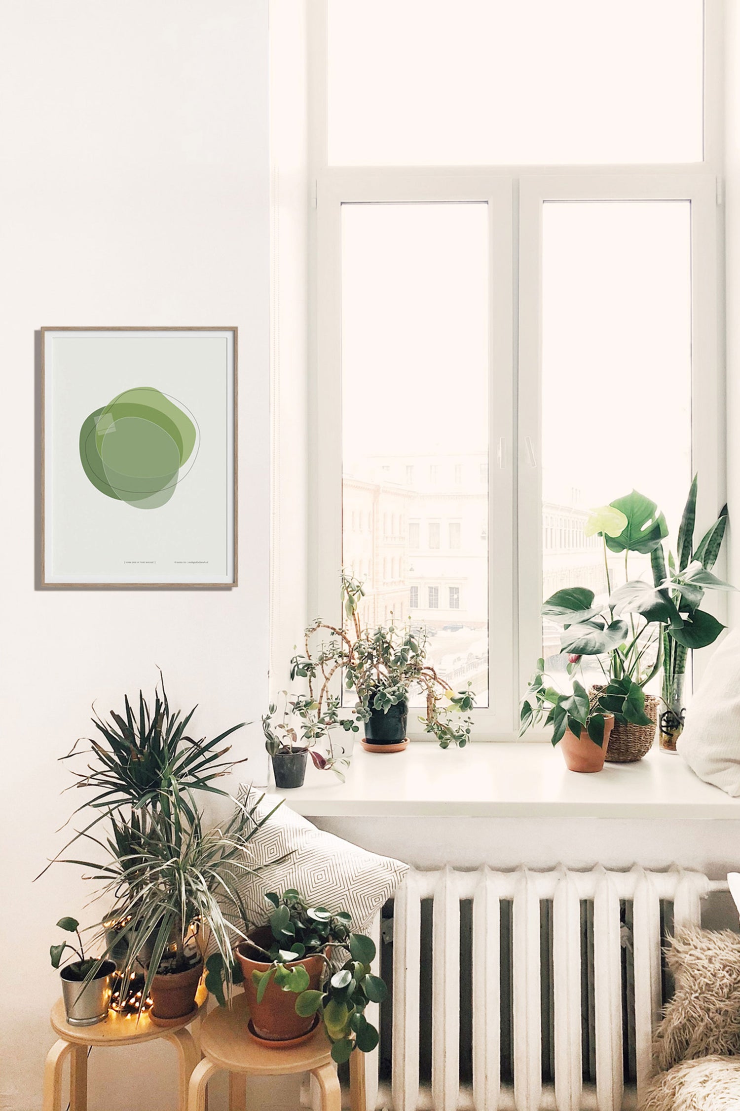 Poster "vorm drie in vert mousse" hangend naast een raam in een frans appartement met planten