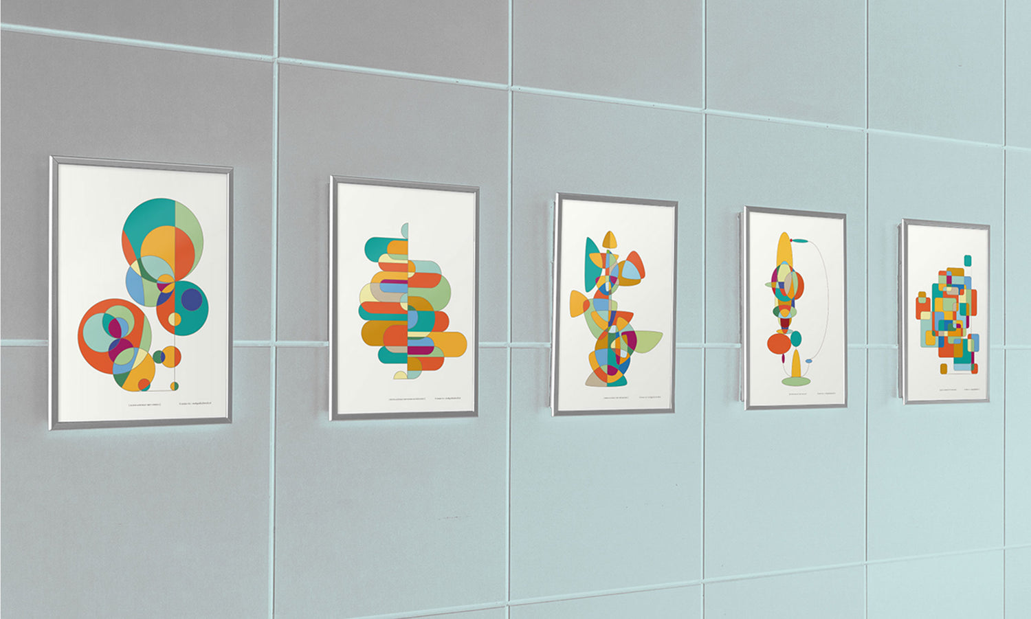 Foto van expositie 5 verschillende "kleur acrobaten" ingelijst tegen een wand