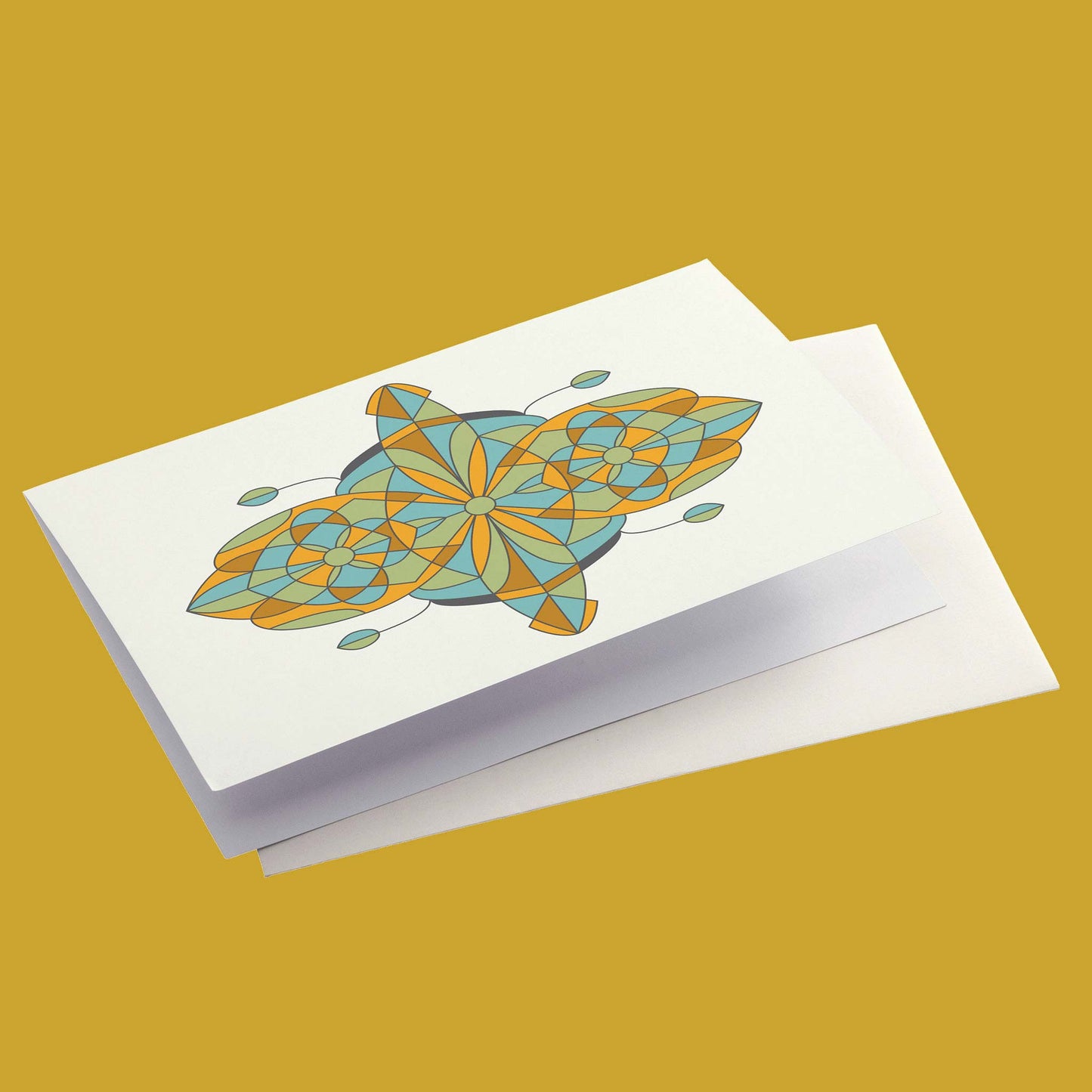 Productafbeelding, een ingekleurde kaart uit de set, gepresenteerd met envelop op een okergeel gekleurde achtergrond