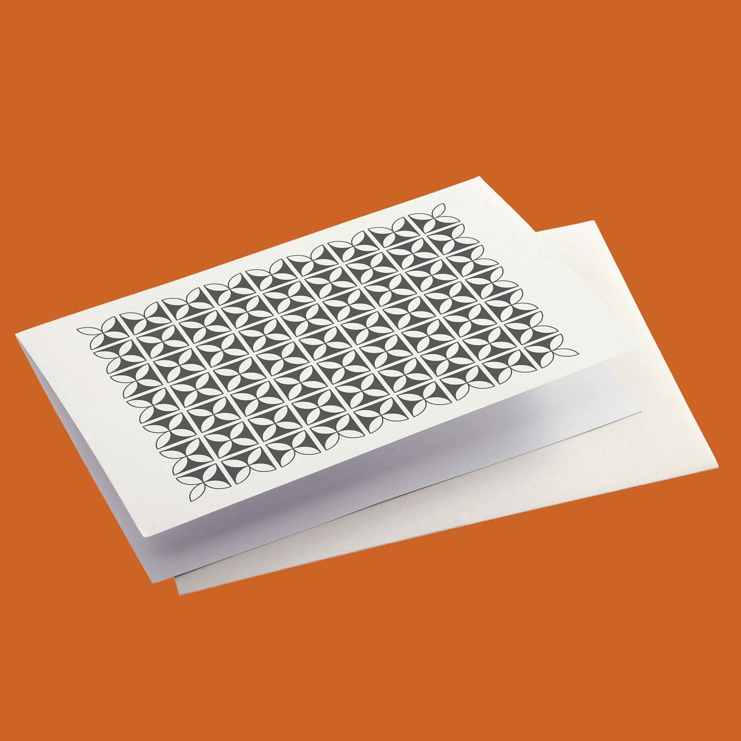 Productafbeelding, foto ontwerp 3 uit de set, gepresenteerd met envelop op een oranje/bruine achtergrond