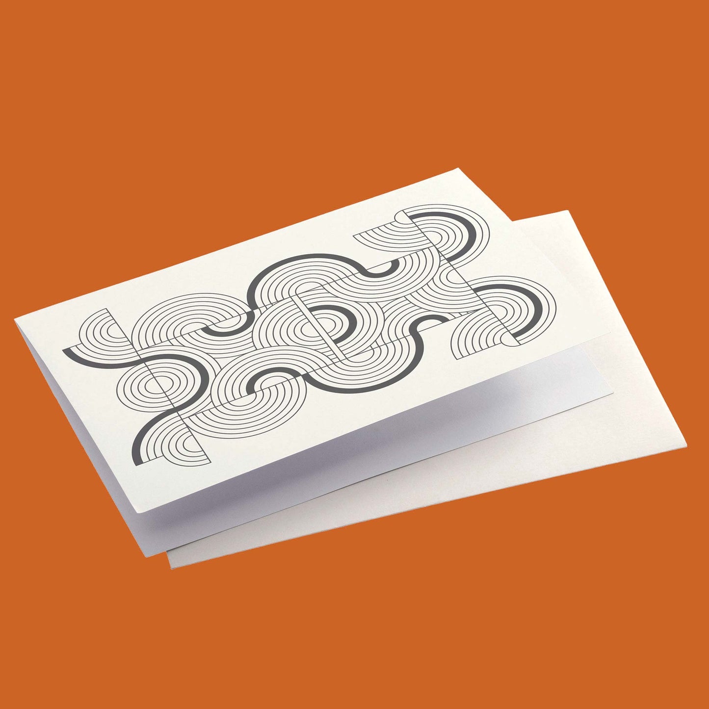 Productafbeelding, foto ontwerp 4 uit de set, gepresenteerd met envelop op een oranje/bruine achtergrond