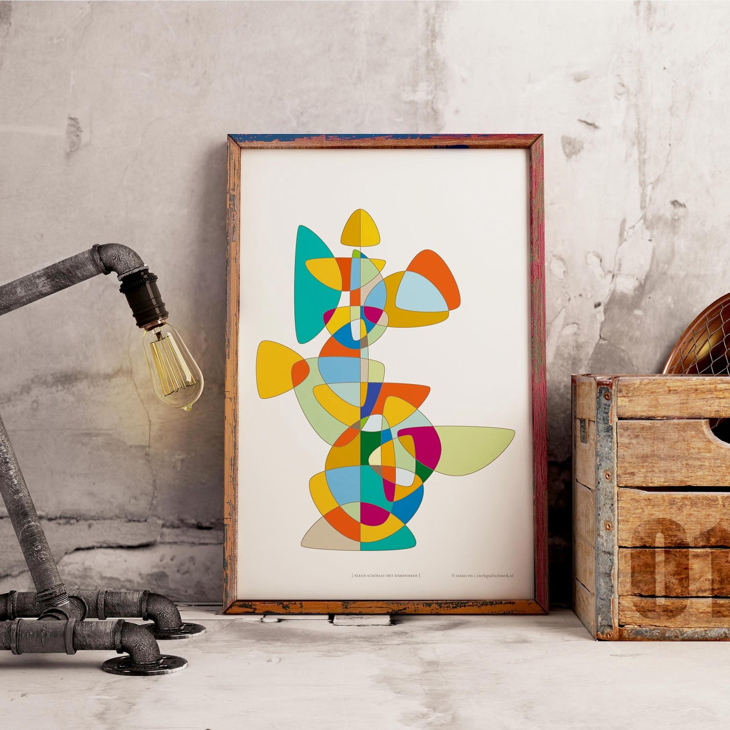 Productafbeelding, poster "kleur-acrobaat met driehoeken", foto impressie 1, in een interieur, ingelijst