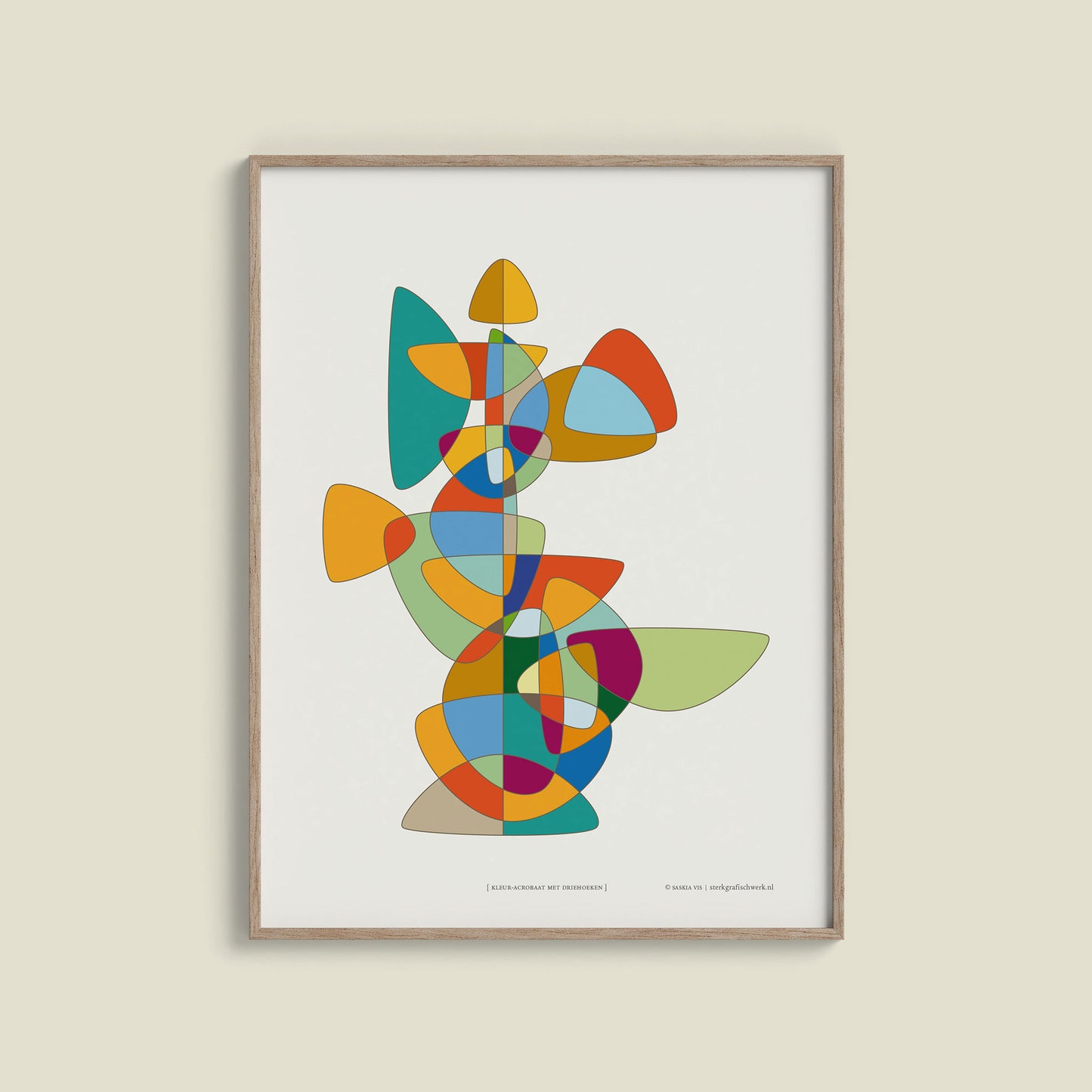 Productafbeelding, poster "kleur-acrobaat met driehoeken", in een houten lijst hangend aan een creme-wit gekleurde wand, een overzichtsfoto