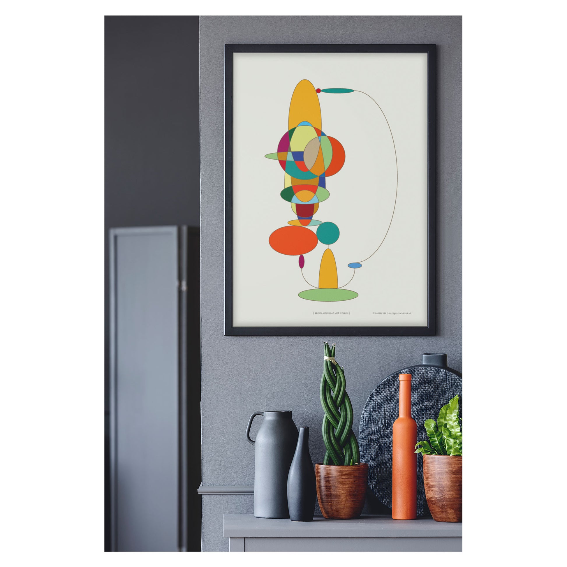 Productafbeelding, poster "kleur-acrobaat met ovalen", foto impressie 2, hangend in een interieur