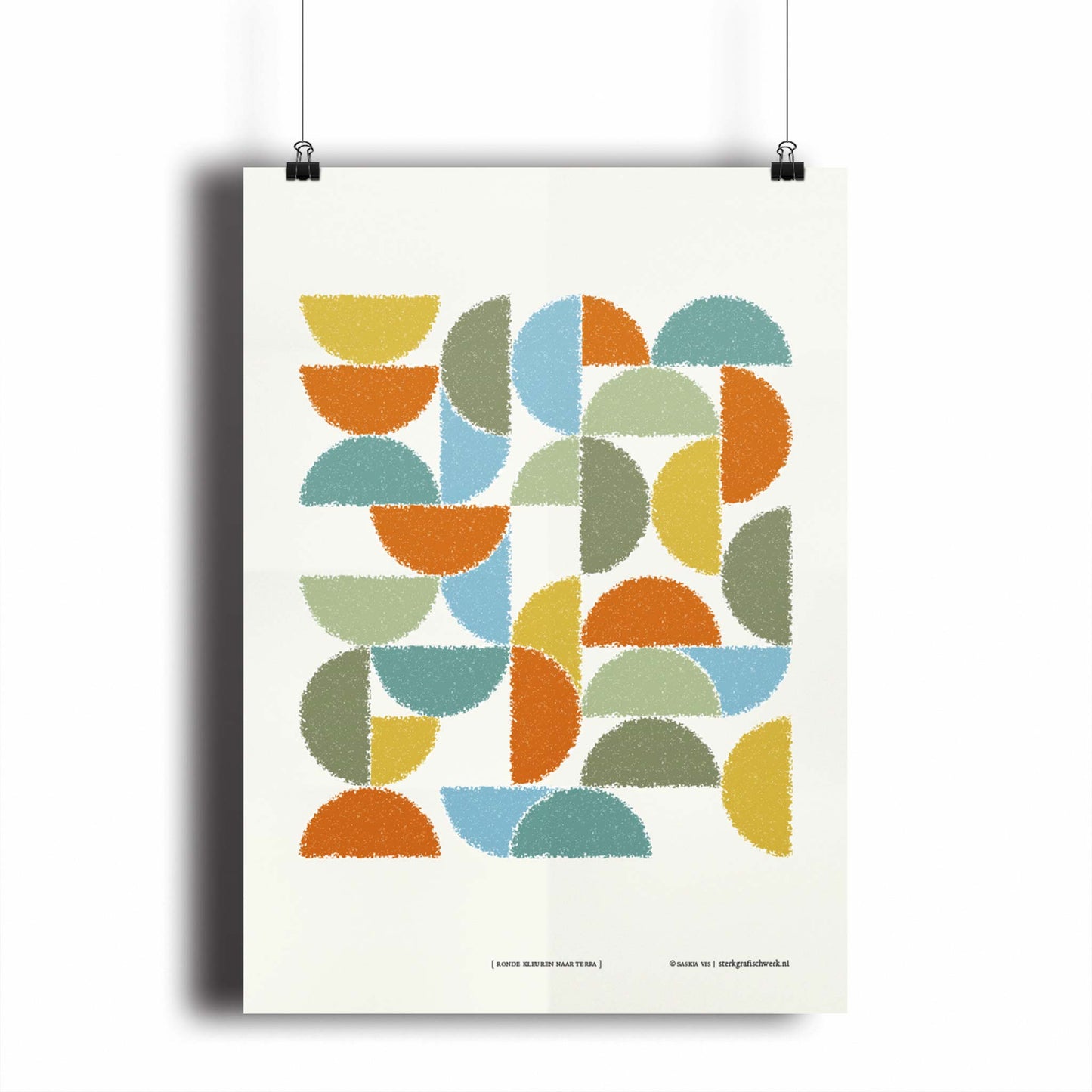 Productafbeelding, poster "ronde kleuren naar terra", hangend aan een witte wand, een overzichtsfoto