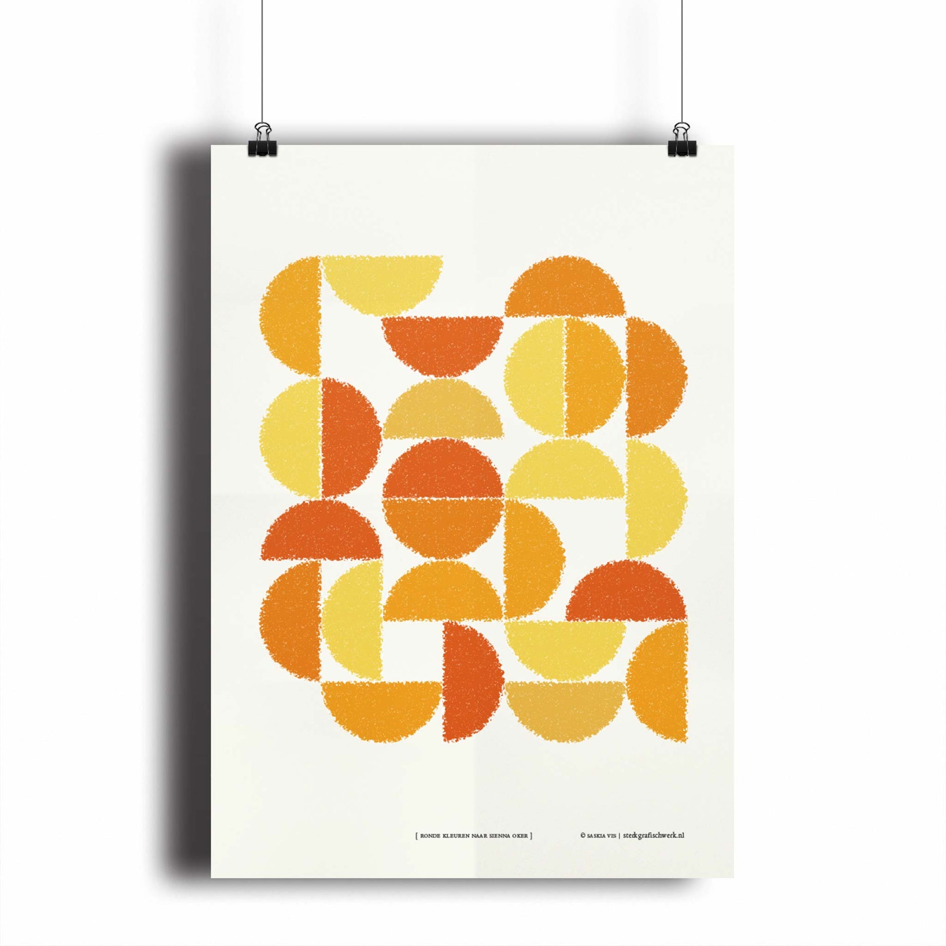 Productafbeelding, poster "ronde kleuren naar sienna oker", hangend aan een witte wand, een overzichtsfoto