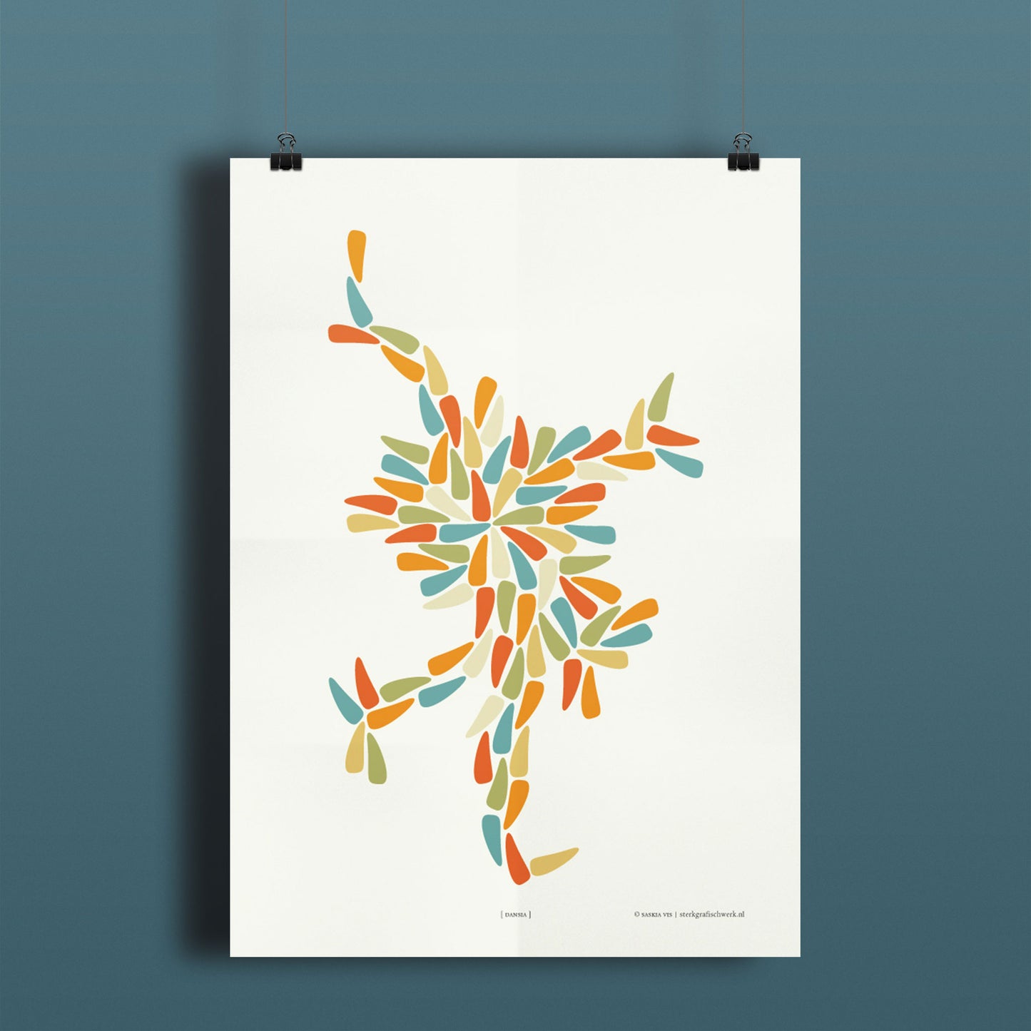 Productafbeelding, poster "dansia", hangend aan een donkerblauw gekleurde wand, een overzichtsfoto