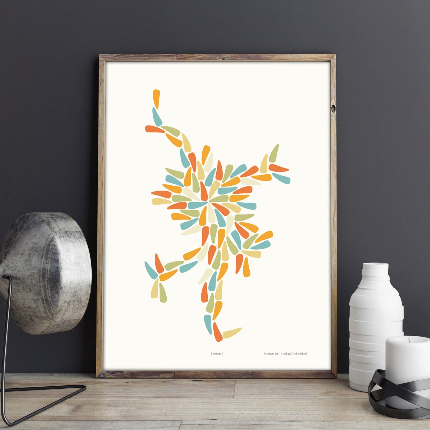 Productafbeelding, poster "dansia", foto impressie 1, ingelijst in een interieur met wat decoratieve elementen eromheen