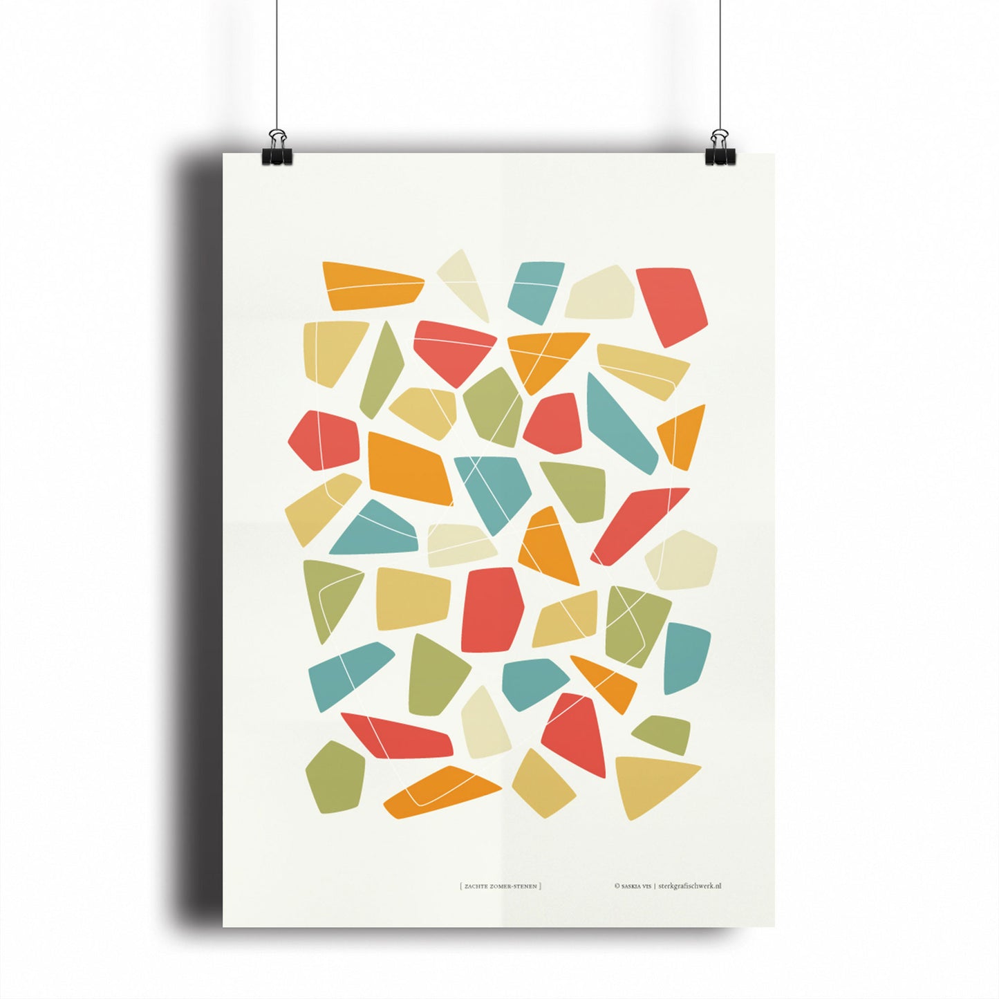 Productafbeelding, poster "zachte zomer-stenen", hangend aan een witte wand, een overzichtsfoto