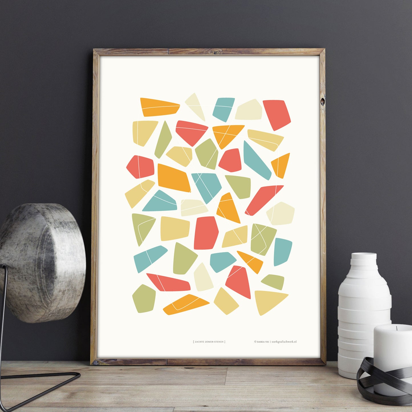 Productafbeelding, poster "zachte zomer-stenen", foto impressie 1, ingelijst in een interieur met wat decoratieve elementen eromheen