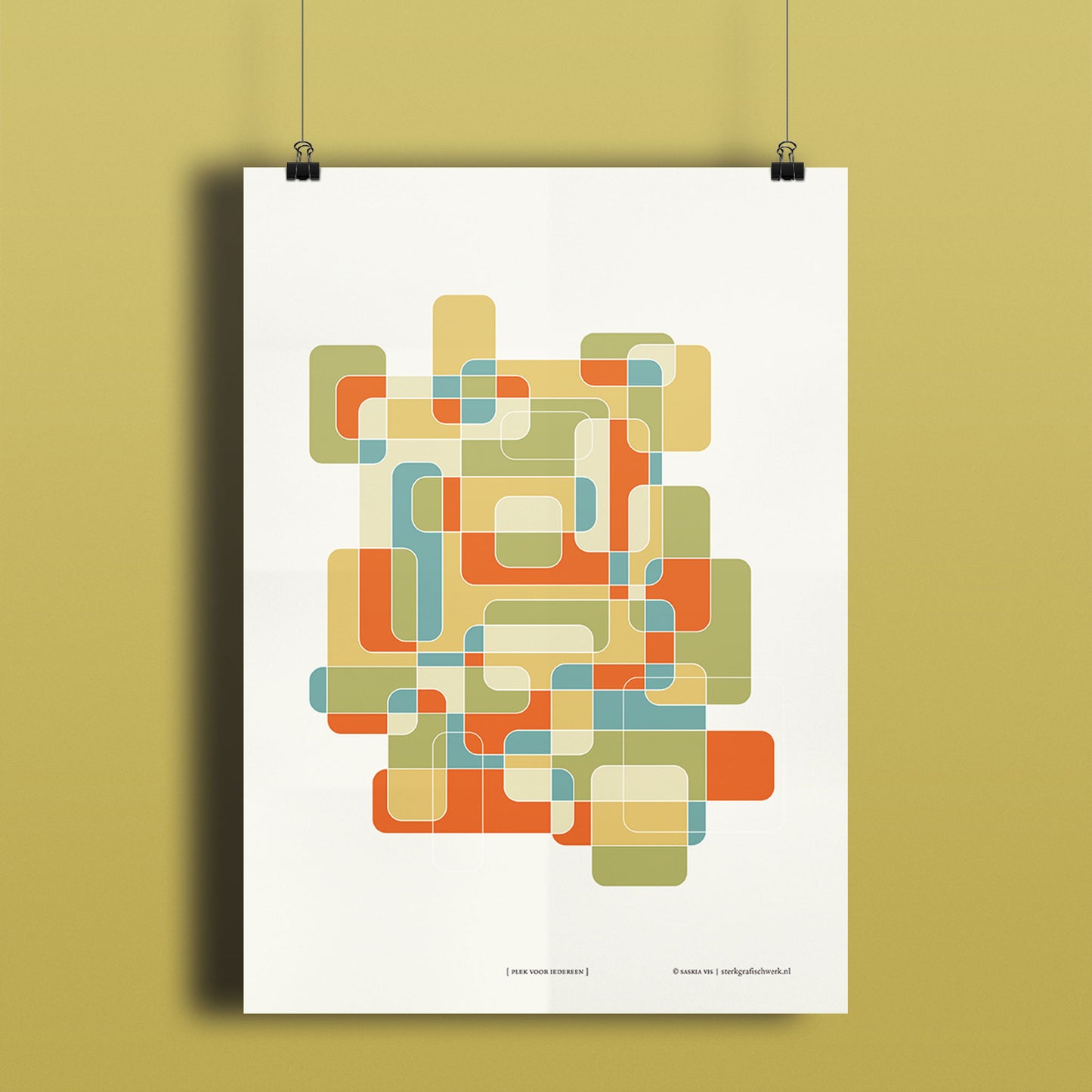 Productafbeelding, poster "plek voor iedereen", hangend aan een okergeel gekleurde wand, een overzichtsfoto