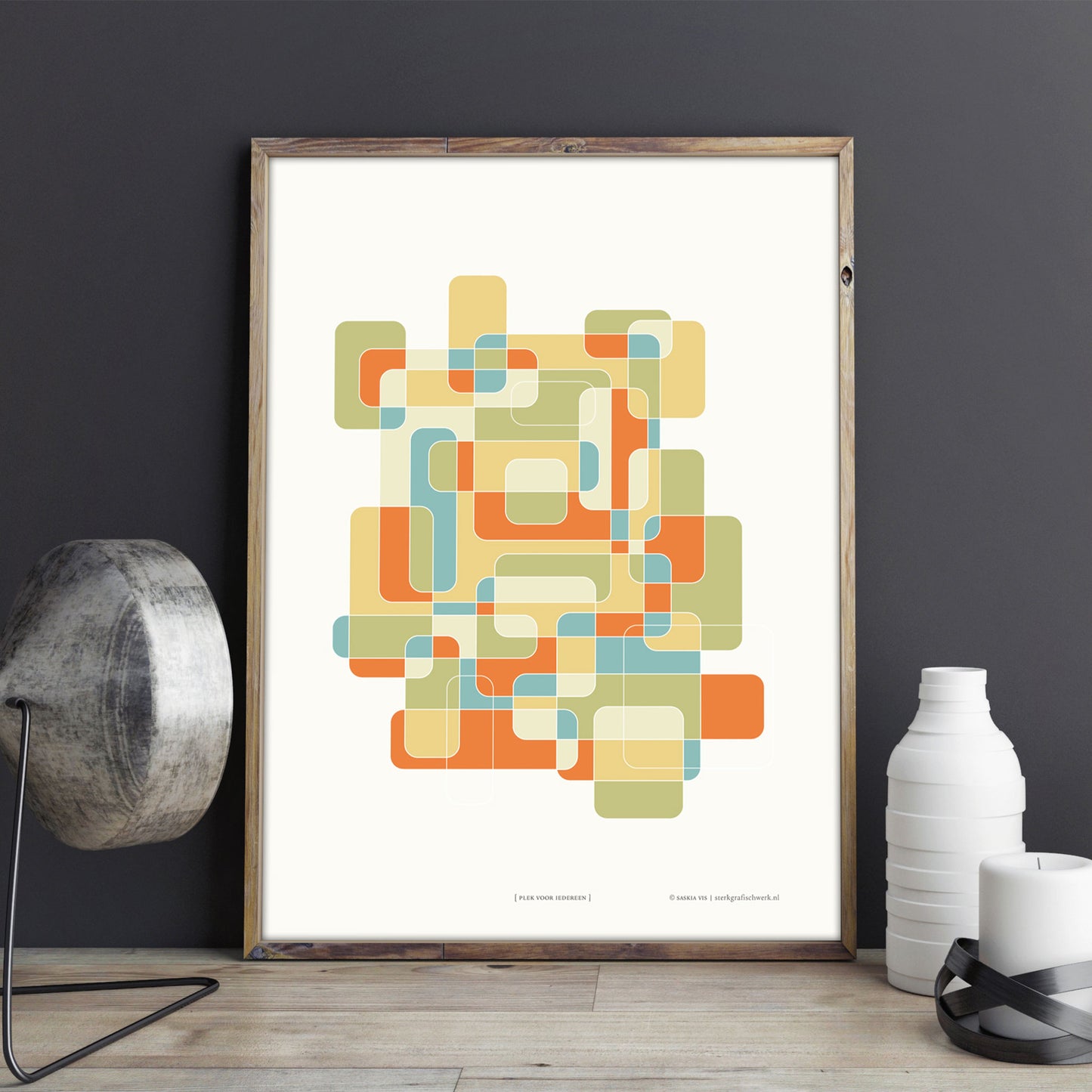 Productafbeelding, poster "plek voor iedereen", foto impressie 1, ingelijst in een interieur met wat decoratieve elementen eromheen