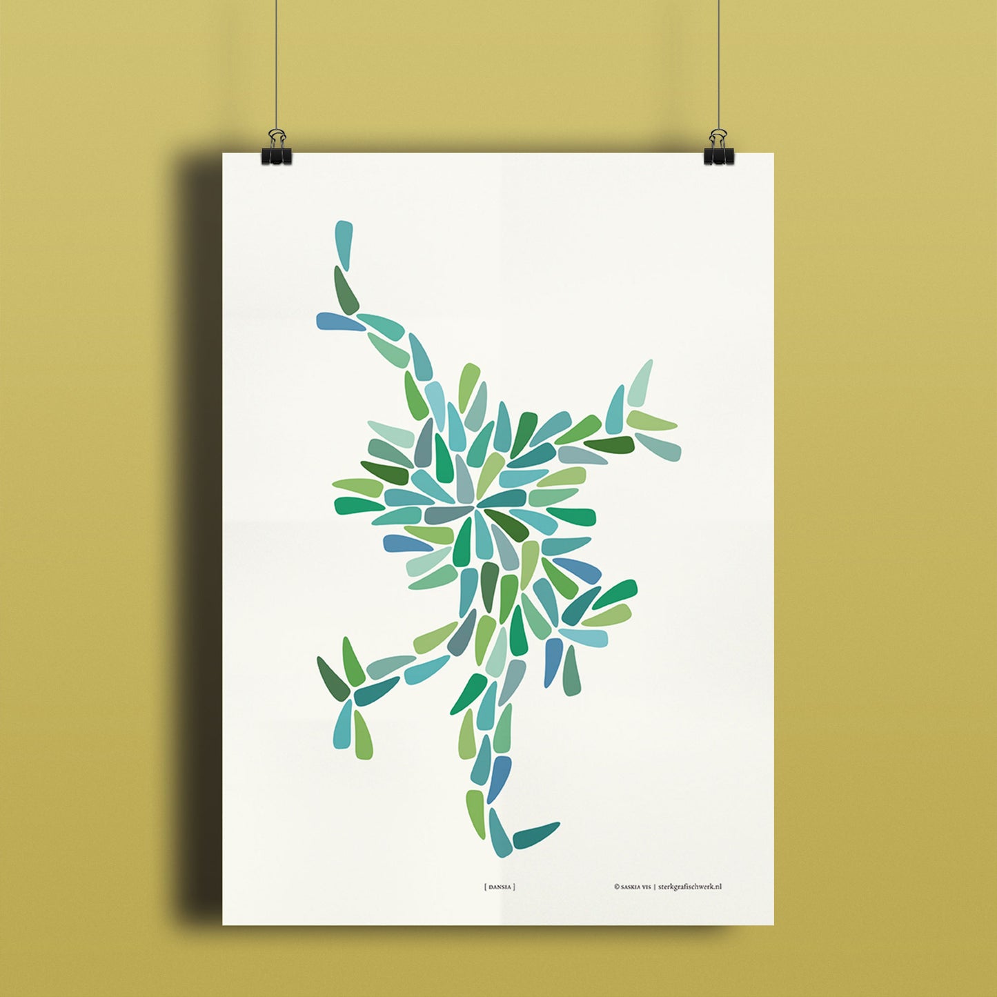 Productafbeelding, poster "dansia (blauw-groen)", hangend aan een geel/groen gekleurde wand, een overzichtsfoto